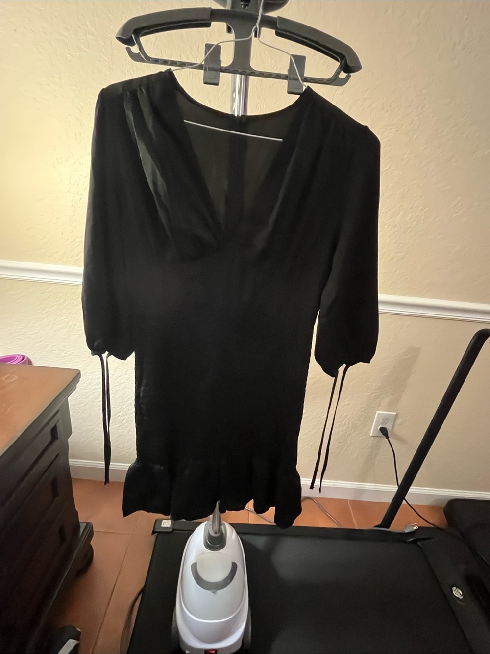 Women’s Black V-Neck Puff Sleeve Dress